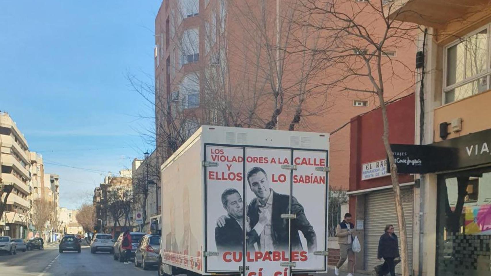 Furgoneta del PP con los rostros del presidente del Gobierno, Pedro Sánchez, y el de Castilla-La Mancha, Emiliano García-Page.