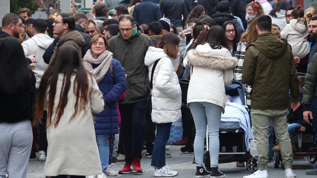 Un grupo de personas en un barrio de Toledo.