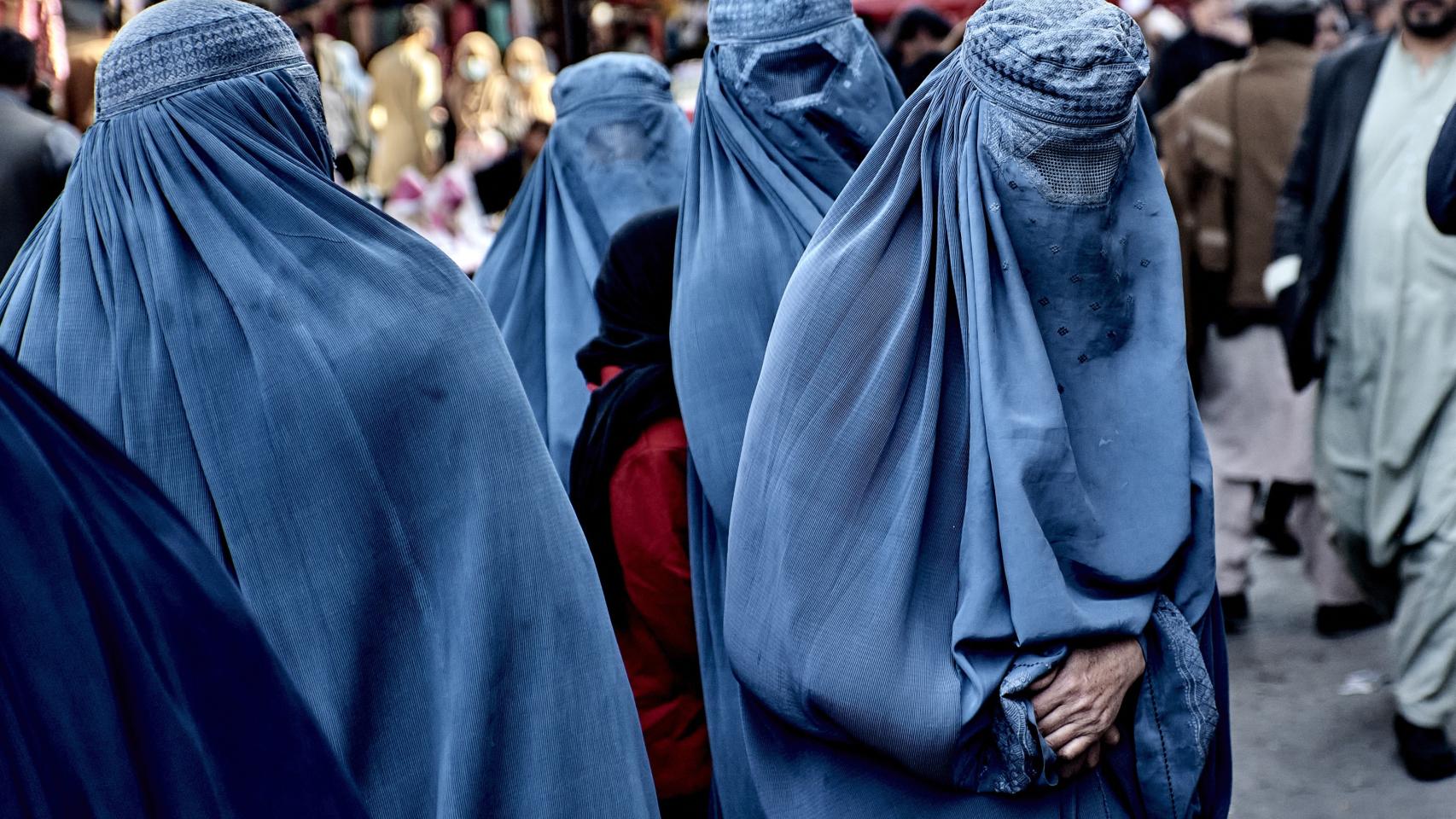 Foto de archivo de mujeres afganas vestidas con el burka, el símbolo de opresión de los talibanes.