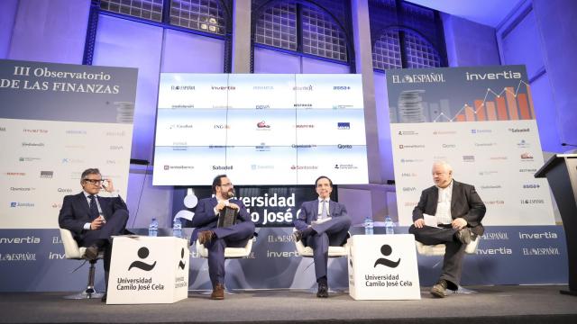 Gregorio Gil de Rozas Balmaseda, miembro de la Junta de Gobierno del Instituto de Actuarios Españoles y responsable del Grupo del Trabajo de Pensiones del IAE; Ángel Martínez-Aldama, presidente de Inverco, y Ángel de la Fuente, director ejecutivo de Fedea, durante el III Observatorio de las Finanzas de EL ESPAÑOL-Invertia.