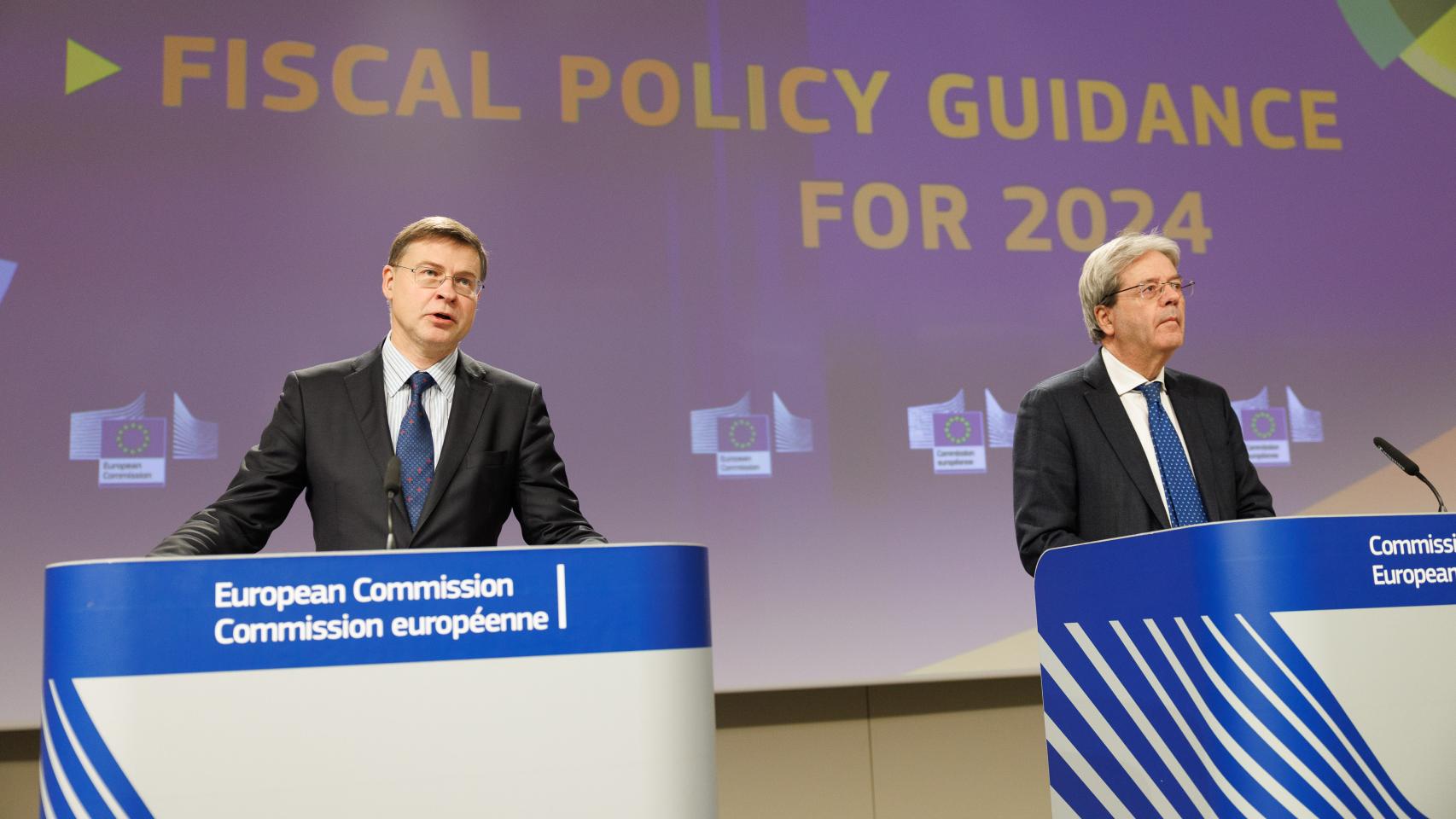 Los comisarios Valdis Dombrovskis y Paolo Gentiloni, durante la rueda de prensa de este miércoles