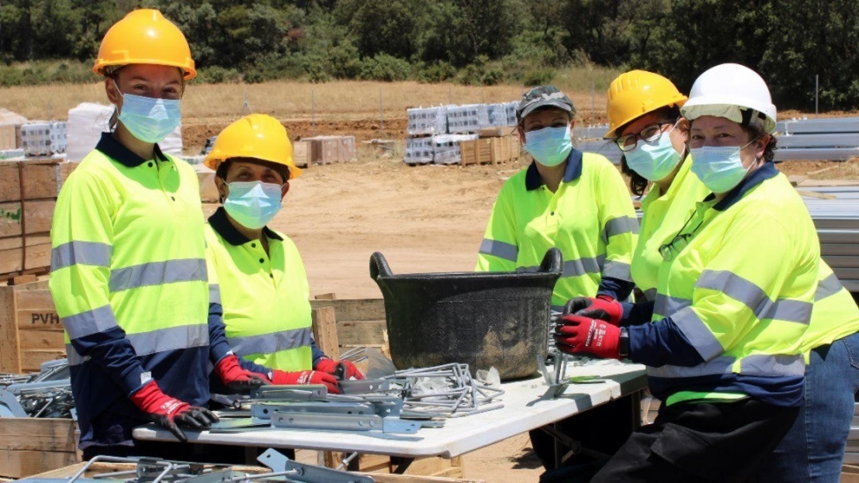 Mujeres en la construcción en una foto de archivo.