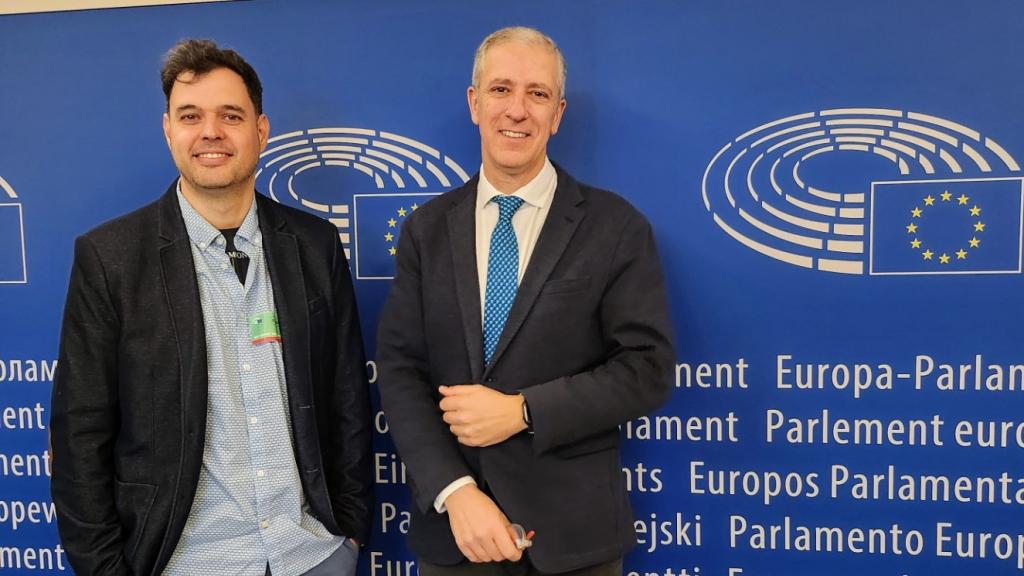 El CEO de Uptodown, Luis Hernández, junto con el eurodiputado Pablo Arias en Bruselas.