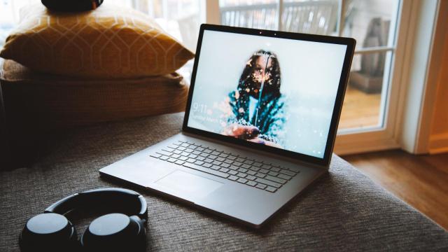 Un ordenador portátil.