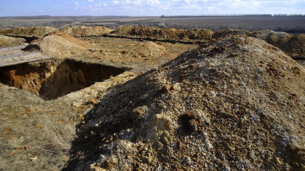 Nuevas trincheras excavadas cerca del frente de combate de Bakhmut.