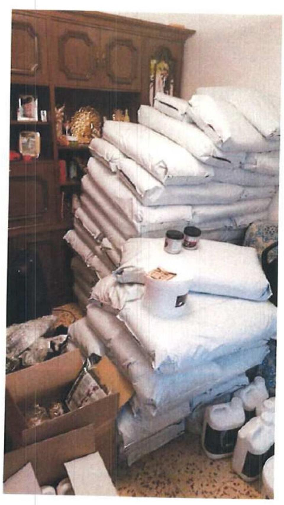 Sacos de abono para producir marihuana apilados en una casa.