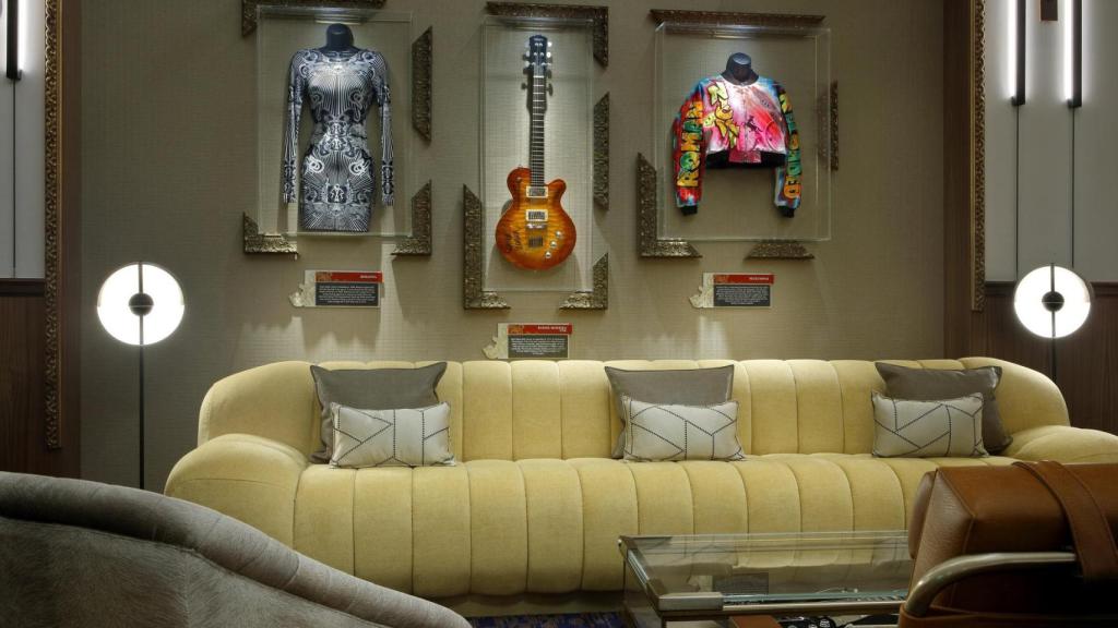 Objetos míticos en el Hard Rock hotel de Madrid.