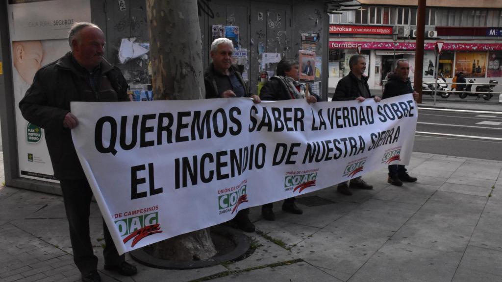 COAG Zamora se manifiesta a las puertas del Servicio Territorial de Sanidad en Zamora