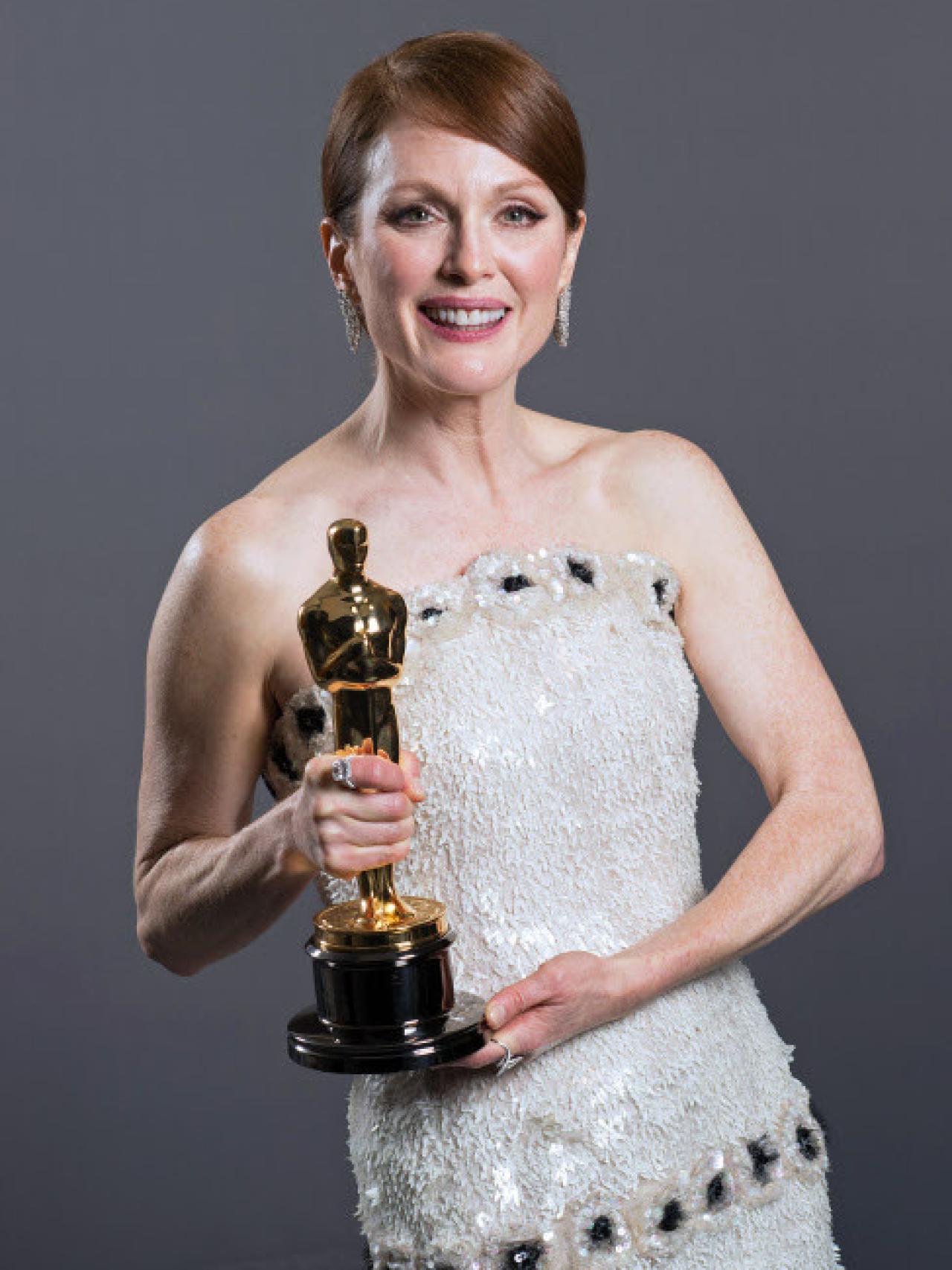 Julianne Moore posa con su premio