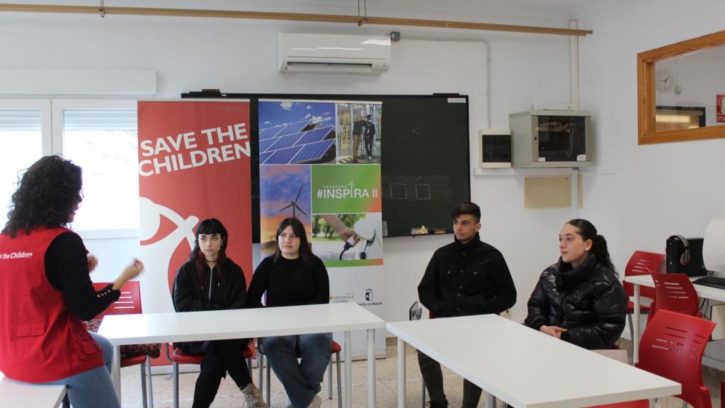 Una educadora de Save the Children junto a varios participantes en el Programa Inspira.