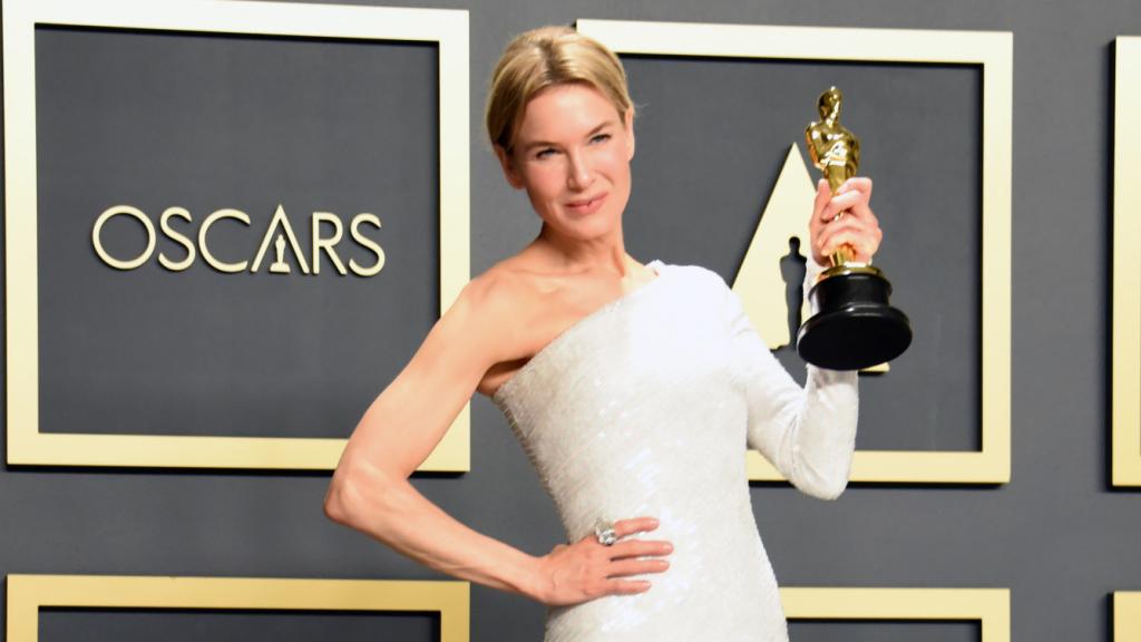 Renée Zellweger posando el premio a mejor actriz protagonista en los Premios Oscar 2020