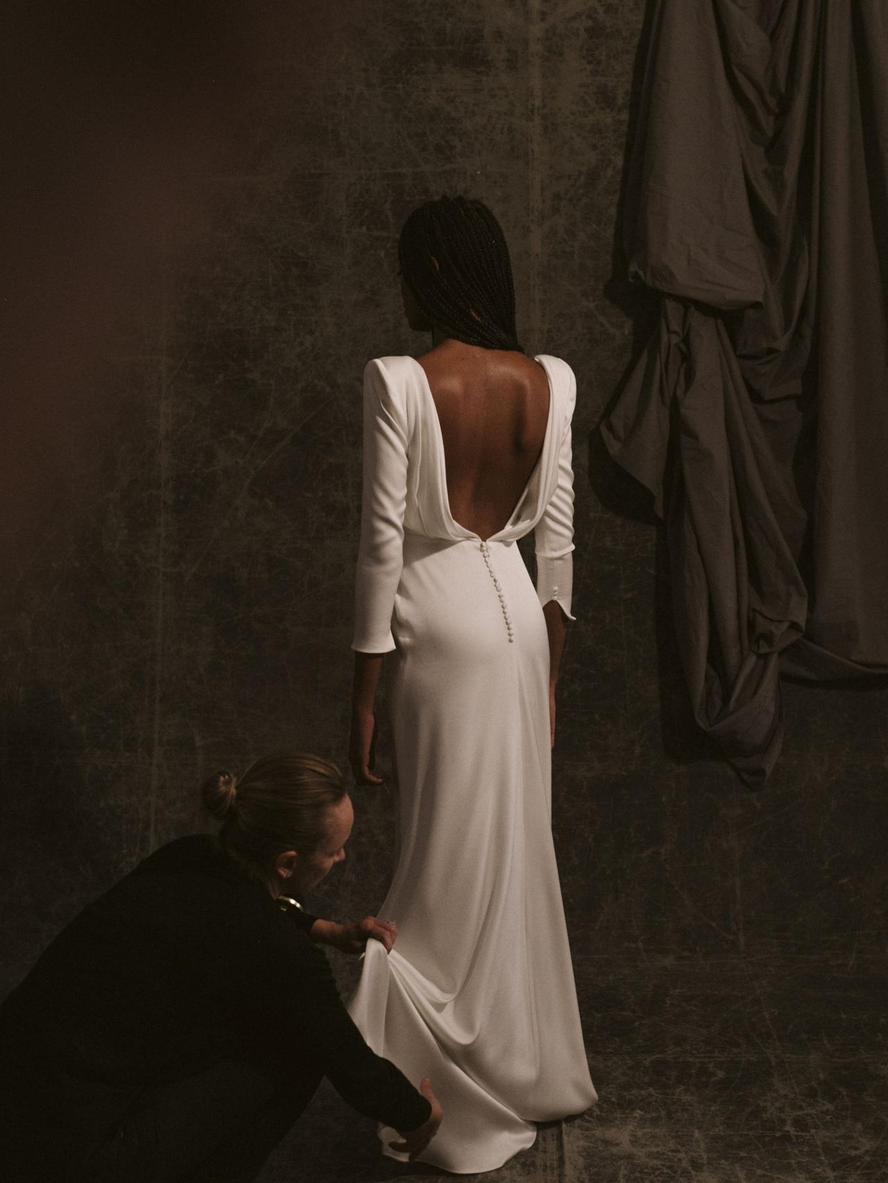 Sofía, probando el modelo de vestido de novia GILDA.