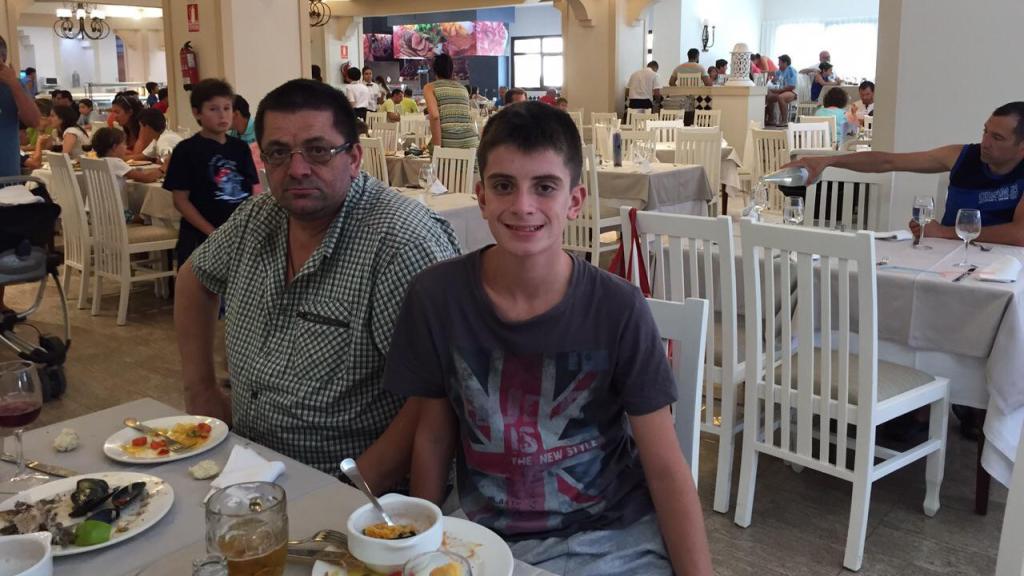 José Antonio González con su hijo Miguel Ángel cuando era pequeño.