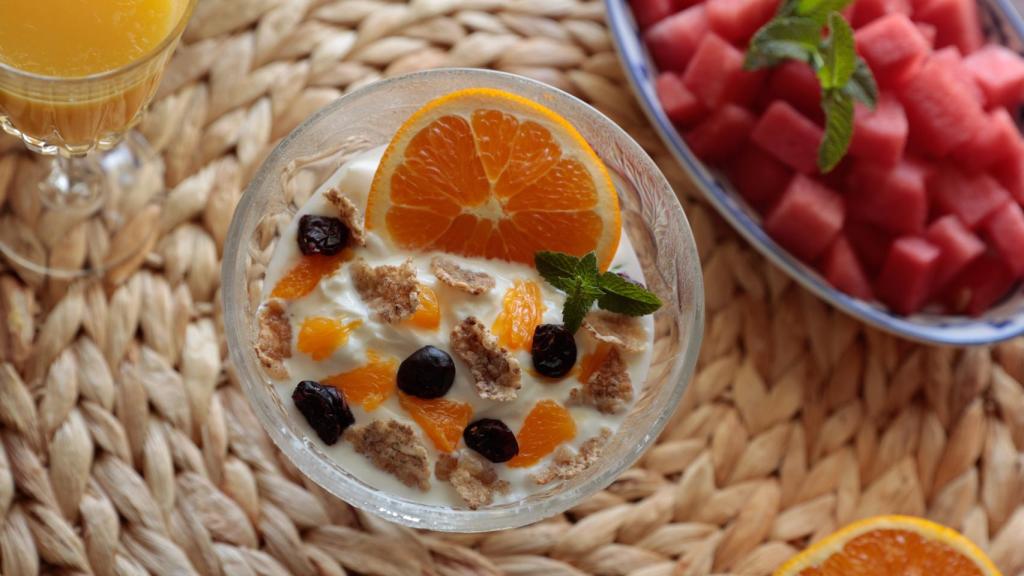 Desayuno de frutas y yogur.