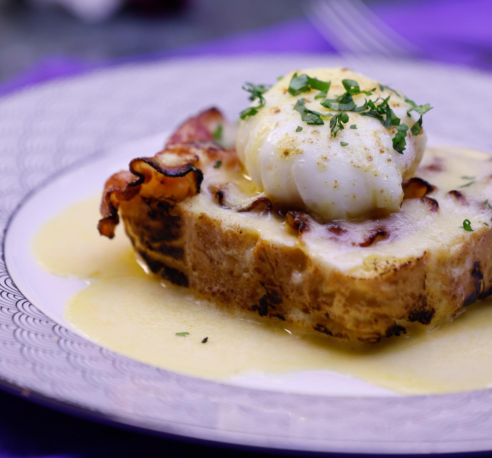 Huevos benedictine en el desayuno.