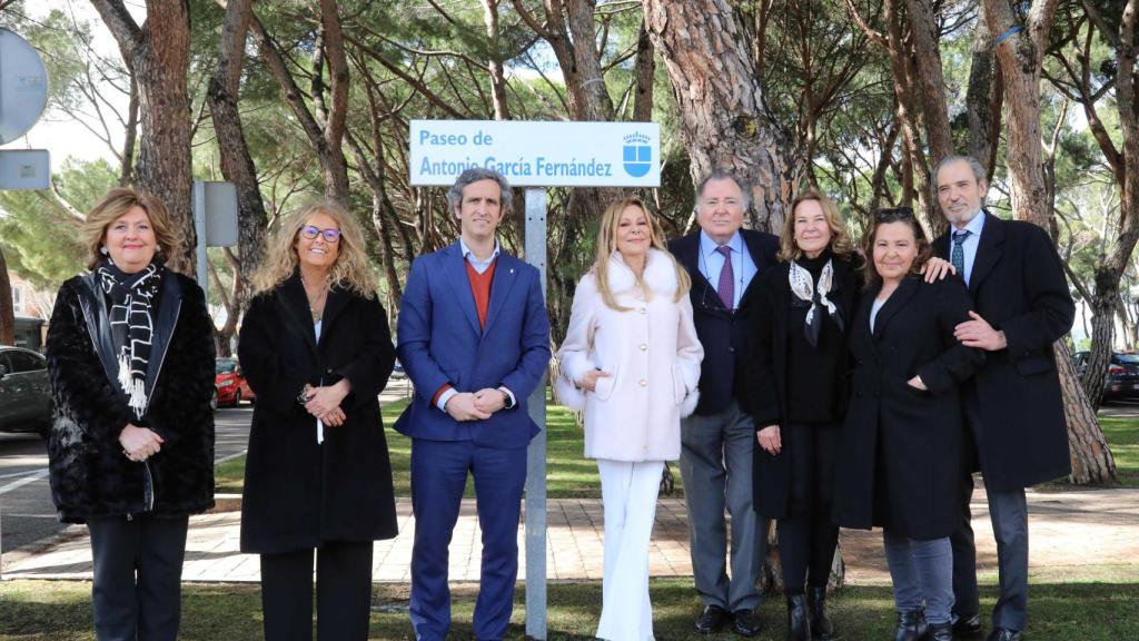Ana Obregón y sus cuatro hermanos junto a algunos miembros del consistorio madrileño, posando junto a la placa.