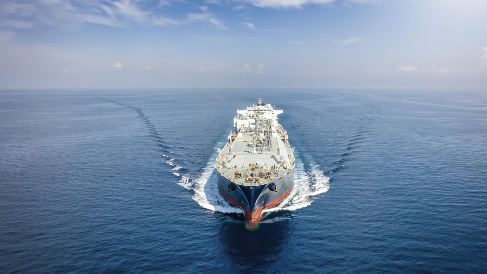 Un metanero transporta una carga de gas natural licuado.