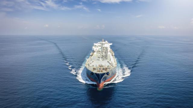 Un metanero con carga de gas natural licuado.