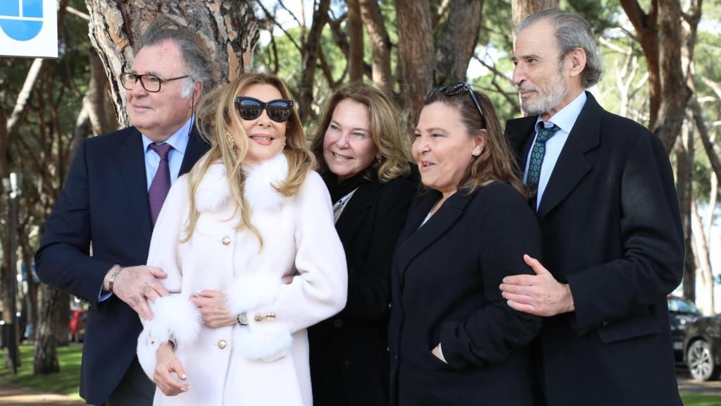 Ana García Obregón y sus hermanos, Javier, Juan Antonio, Amalia y Celia, este jueves en el acto en Alcobendas.