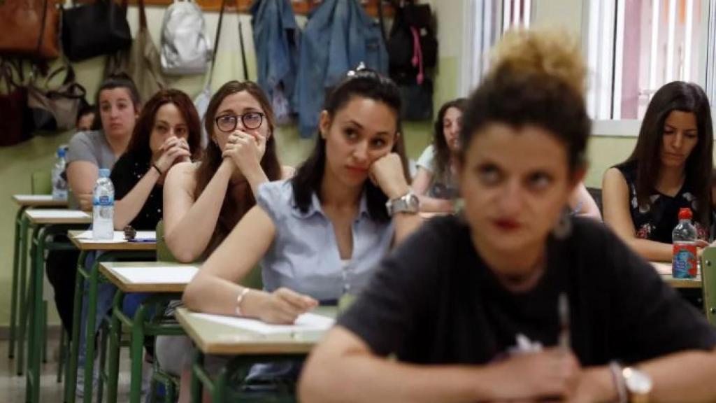Los alumnos atienden durante una clase.
