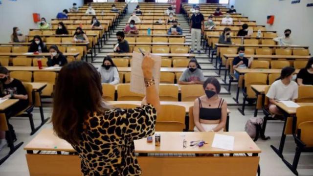 Los alumnos atienden en la universidad.