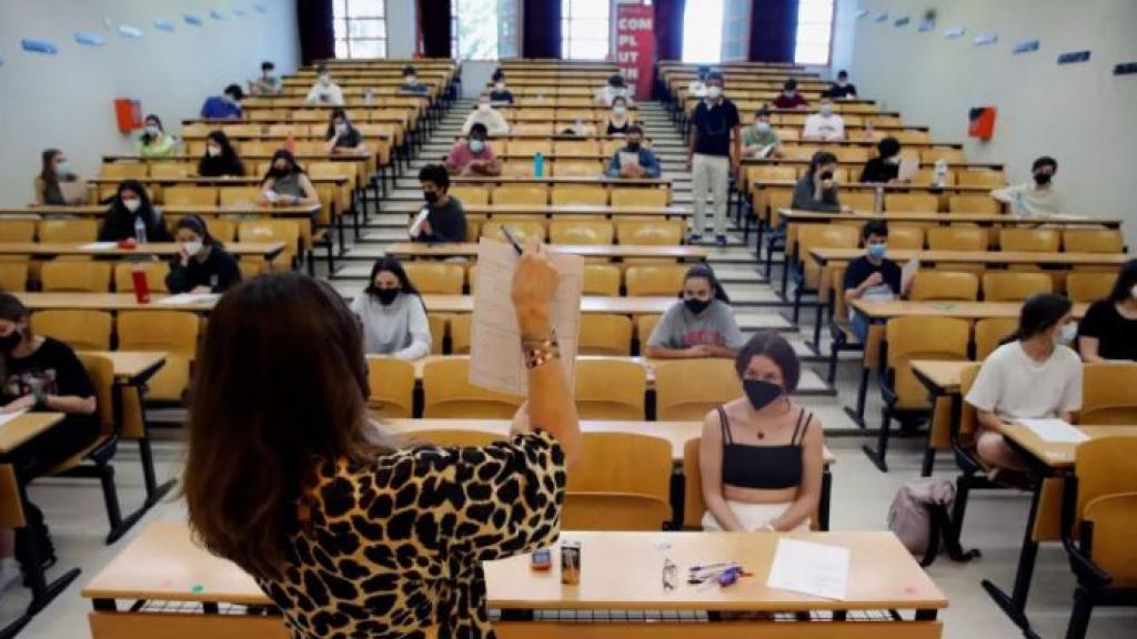 Los alumnos atienden en la universidad.
