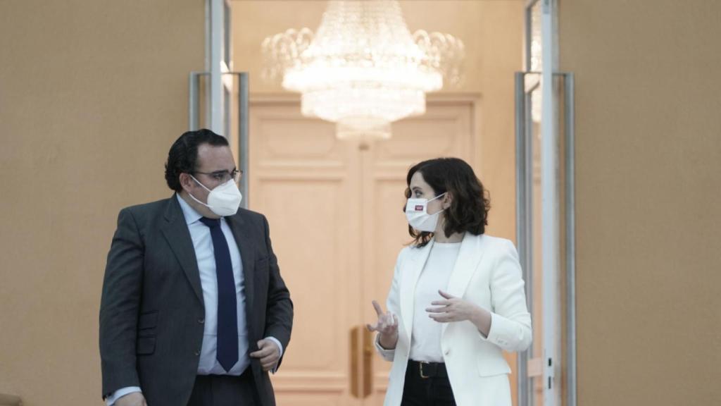 La presidenta de la Comunidad de Madrid, Isabel Díaz Ayuso, con el alcalde de Boadilla del Monte, Javier Úbeda.