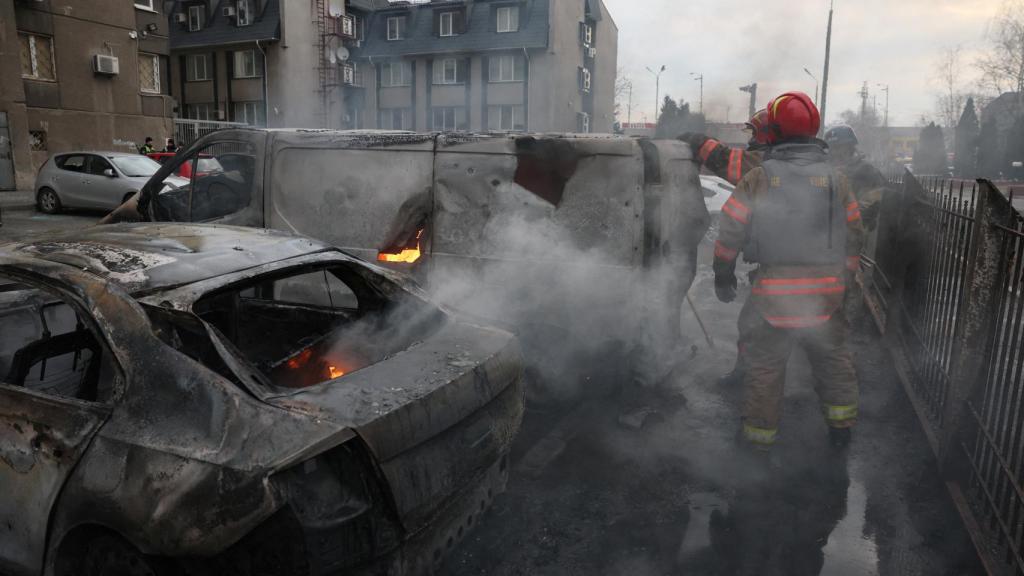 Los residentes locales se encuentran cerca de los restos de edificios residenciales destruidos por un ataque con misiles rusos, en medio del ataque de Rusia a Ucrania , cerca de la ciudad de Zolochiv, región de Leópolis.