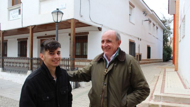 Ramón Castresana, director de la Fundación Iberdrola, con el joven Daniel Mesa en Illescas.
