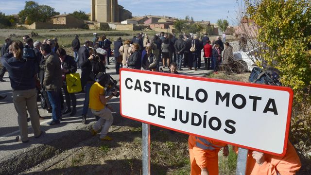 Cartel de entrada a Castrillo Mota de Judíos el día que se inauguró el cambio de denominación en 2015