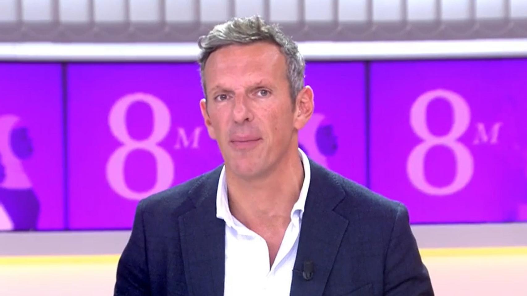 Joaquín Prat se ve obligado a pedir perdón a la audiencia de 'Ya es mediodía' por la falta de paridad en la mesa.