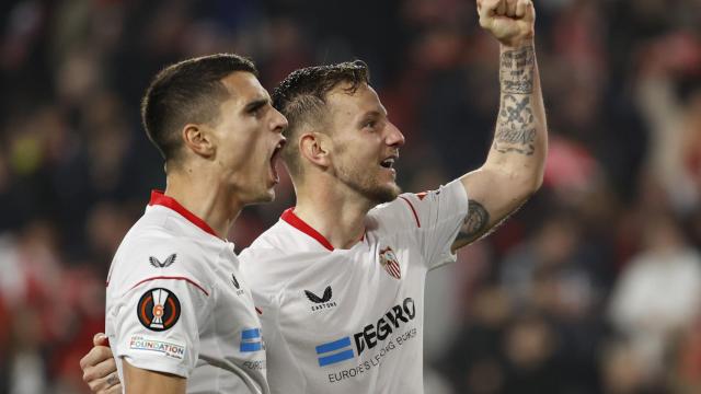 Rakitic y Lamela celebran el segundo gol del Sevilla.