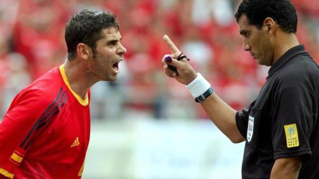 Fernando Hierro protesta a Gamal Al Ghandour tras el Corea - España del Mundial 2002
