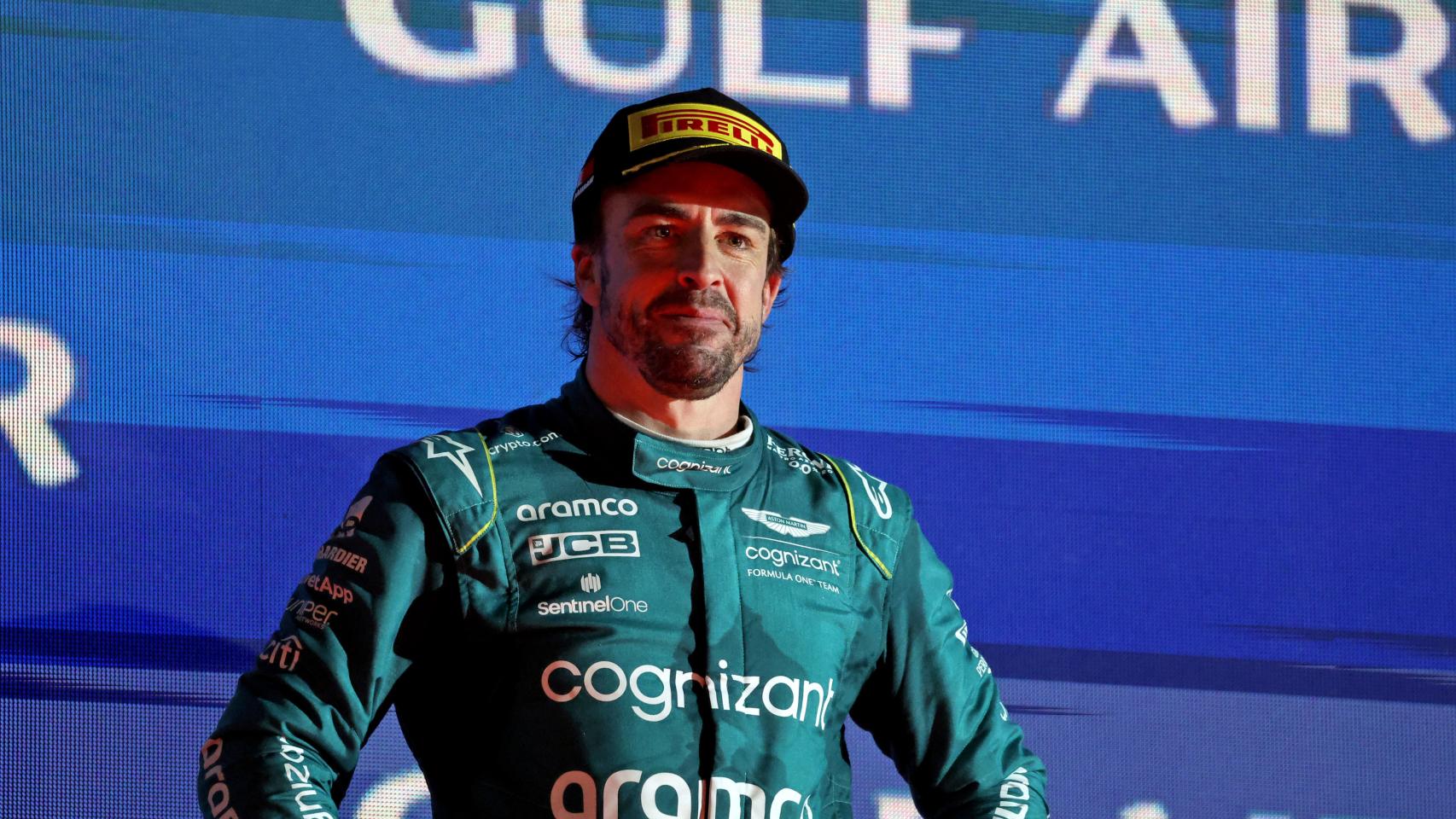 Fernando Alonso celebra su podio.