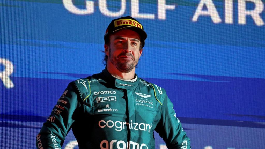 Fernando Alonso celebra su podio.