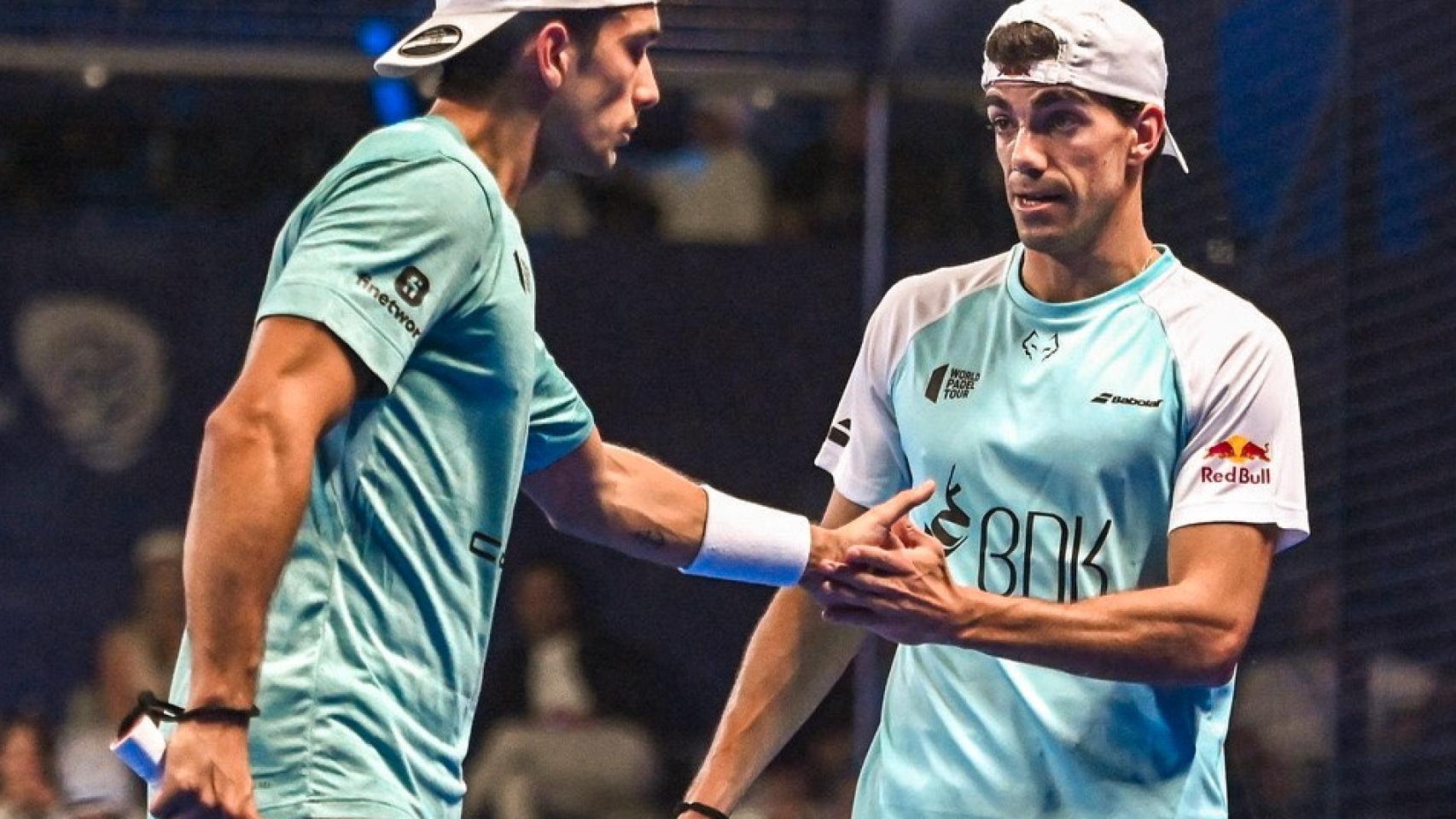 Alejandro Galán y Juan Lebrón se felicitan tras ganar un punto en el WPT Abu Dhabi Master