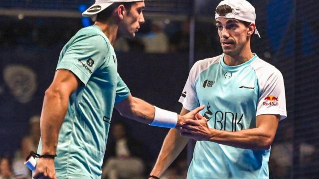 Alejandro Galán y Juan Lebrón se felicitan tras ganar un punto en el WPT Abu Dhabi Master