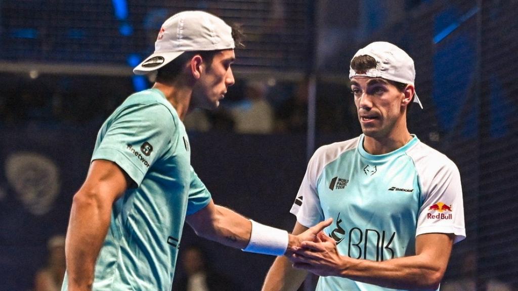 Alejandro Galán y Juan Lebrón se felicitan tras ganar un punto en el WPT Abu Dhabi Master