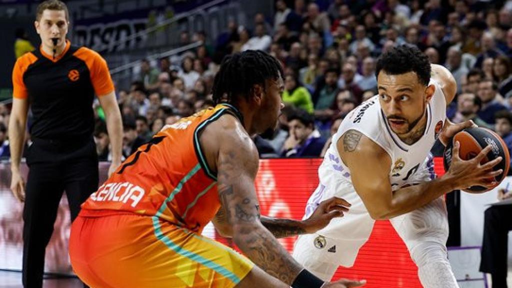 Nigel Williams Goss aguanta la pelota en un ataque frente a Valencia Basket