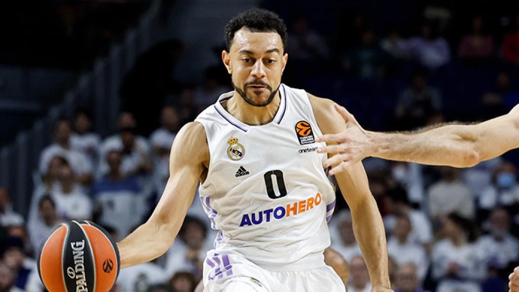 Williams Goss juega un balón en ataque ante la defensa de Valencia Basket