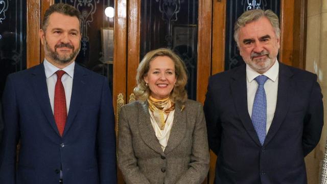 El presidente de la CNMV, Rodrigo Buenaventura; la vicepresidenta primera y ministra de Asuntos Económicos y Transformación Digital, Nadia Calviño, y el consejero delegado de BME, Javier Hernani, en el Palacio de la Bolsa de Madrid.