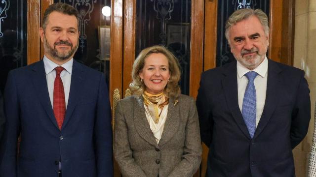 El presidente de la CNMV, Rodrigo Buenaventura; la vicepresidenta primera y ministra de Asuntos Económicos y Transformación Digital, Nadia Calviño; el consejero delegado de BME, Javier Hernani.