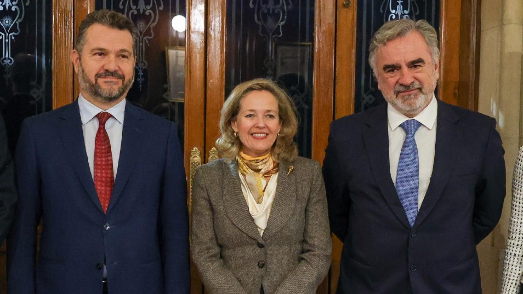 El presidente de la CNMV, Rodrigo Buenaventura; la vicepresidenta primera y ministra de Asuntos Económicos y Transformación Digital, Nadia Calviño; el consejero delegado de BME, Javier Hernani.