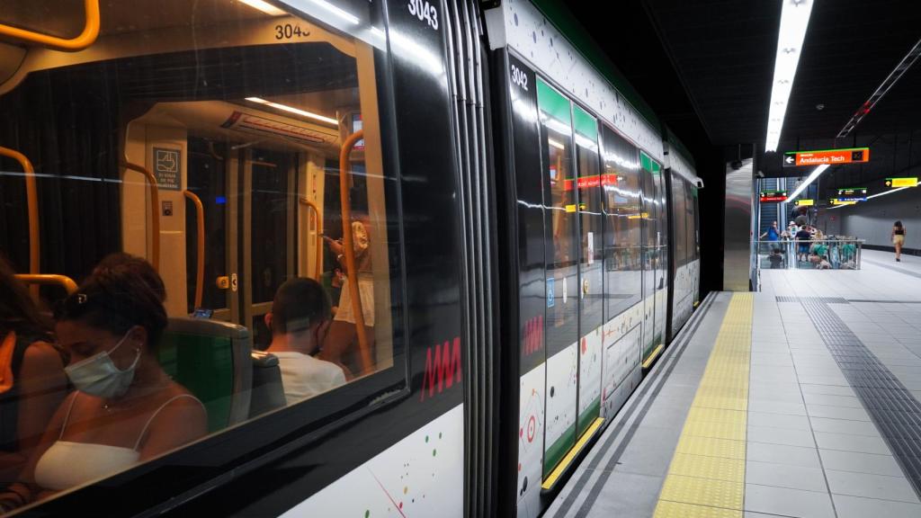 Viajeros en uno de los trenes del Metro de Málaga.