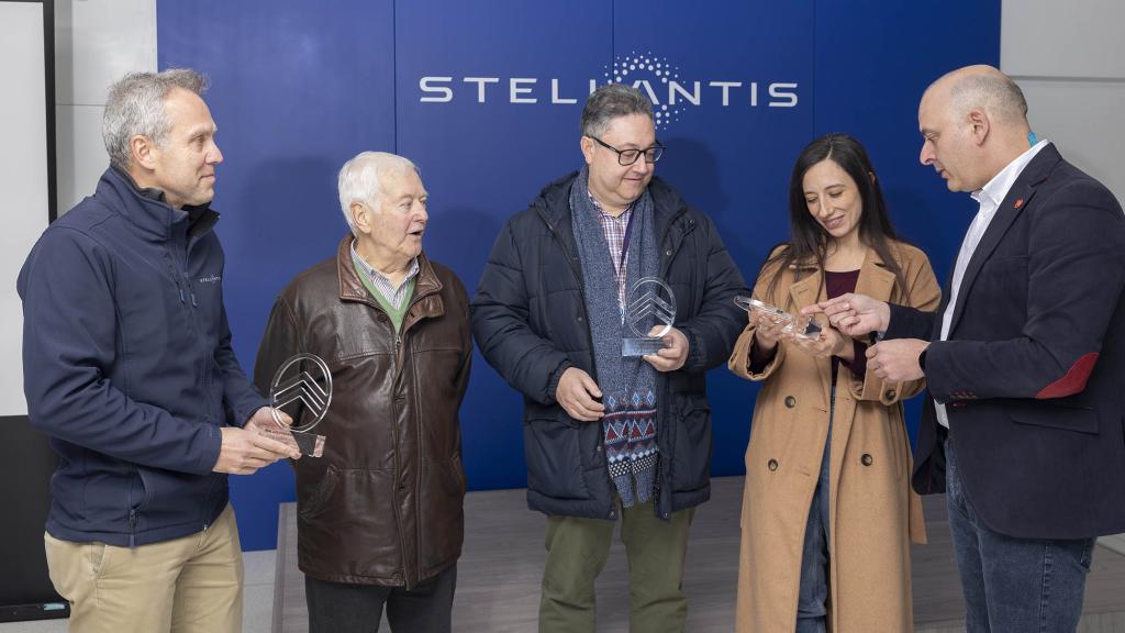La familia Filgueira recoge el reconocimiento de Citroën de las manos de Ignacio Bueno, director de la planta de Vigo y José Ángel López Tens, director de comunicación.