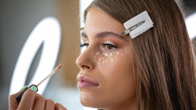 Una modelo, maquillada.