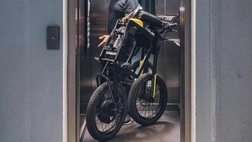 La moto Colibri M22 plegada en un ascensor.