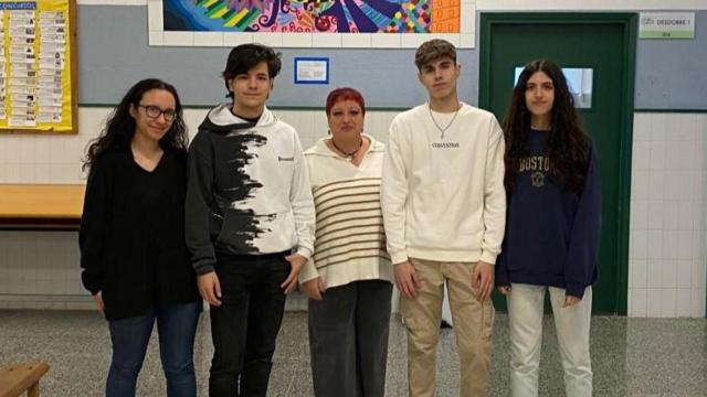 El grupo de estudiantes al frente del proyecto ‘Onde caben dous caben cinco’