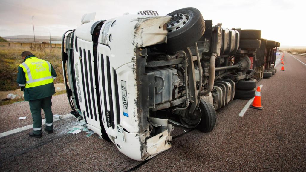 Imagen del camión volcado en la A-62, a su paso por Salamanca.