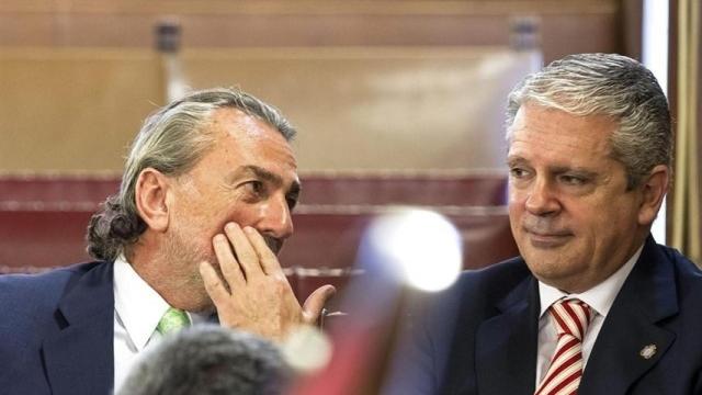 Pablo Crespo (d), junto a Francisco Correa (i).